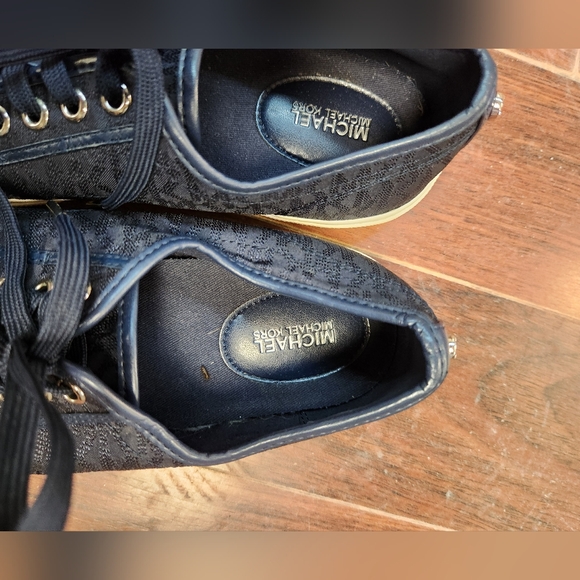 M Kors size 9 logo print navy sneakers - Picture 2 of 5